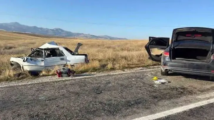 Otomobiller kafa kafaya çarpıştı