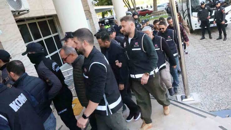 Milas Belediyesi'ne operasyonda başkan ve oğlu dahil 18 tutuklama