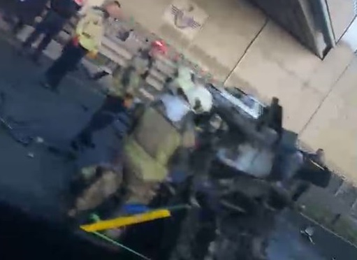 Refüje çarpıp takla atan otomobil alev aldı