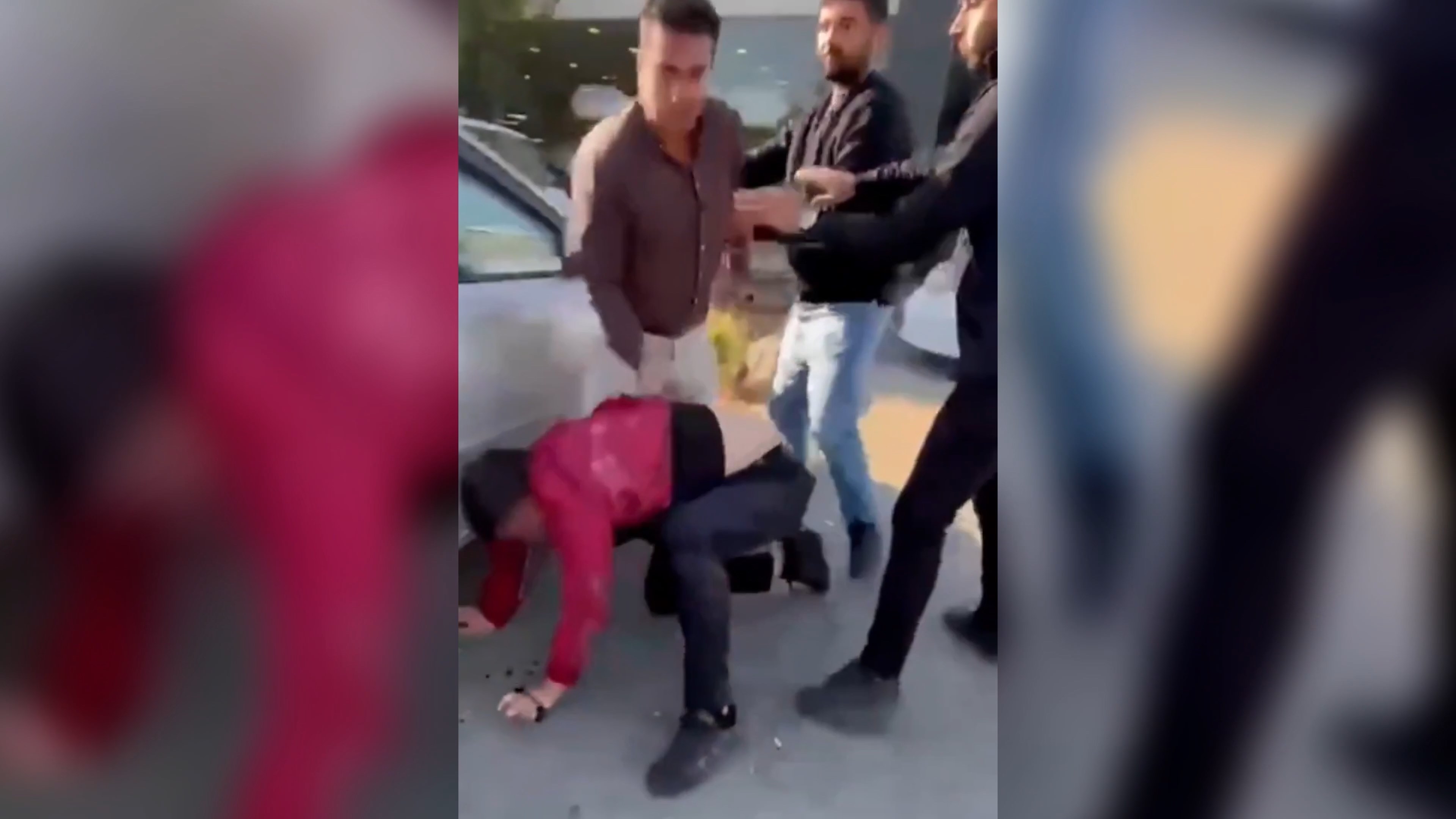 Bıçakladığı kişinin yakınları sopayla dövdü