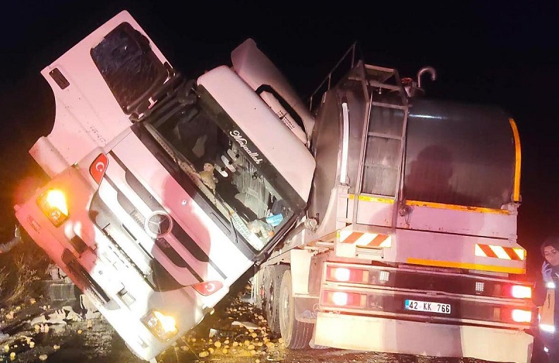 Tanker ile TIR çarpıştı