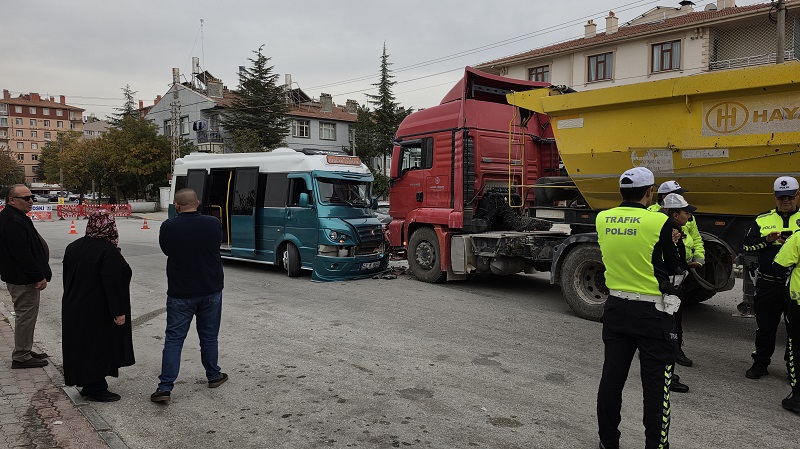 Yolcu minibüsü ile hafriyat kamyonu çarpıştı