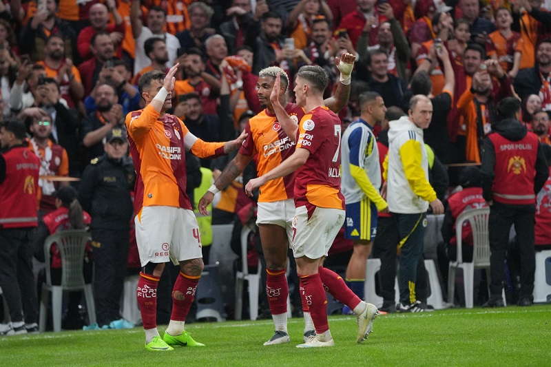 Galatasaray derbide evinde güldü