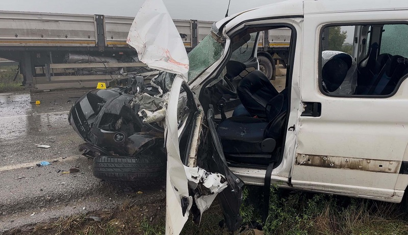 TIR ile hafif ticari araç kafa kafaya çarpıştı