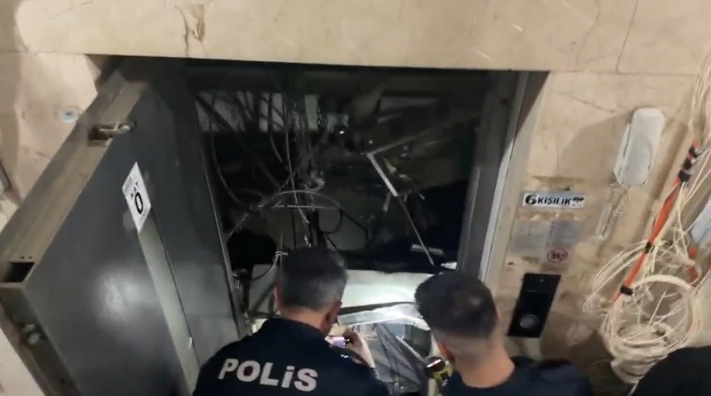 Bakımı sırasında halatı kopan asansör düştü