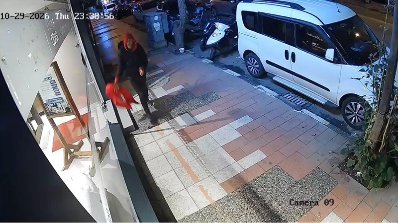 Mağaza önünde asılı Türk bayrağını yere attı