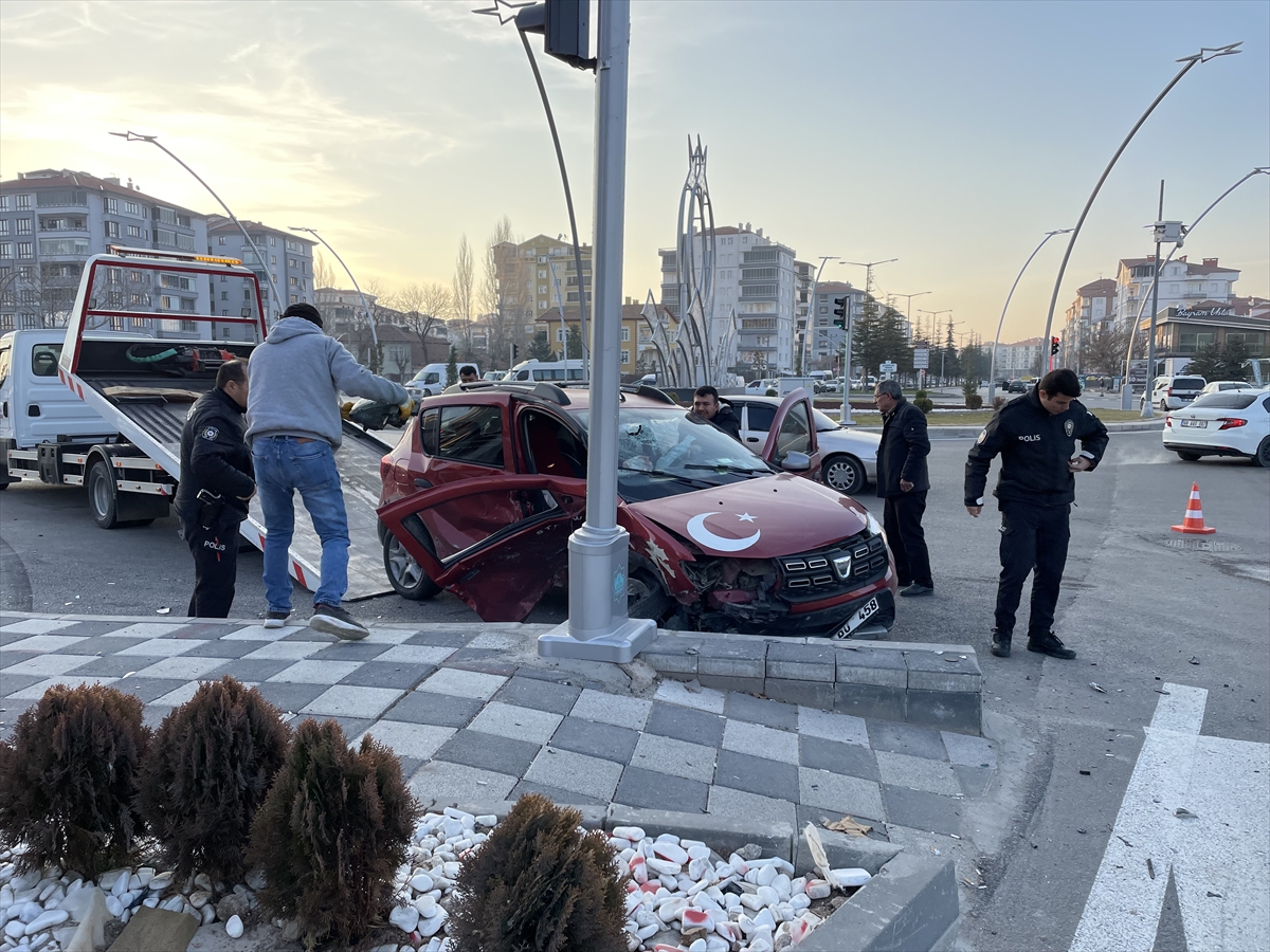 İki otomobil çarpıştı: 4 yaralı