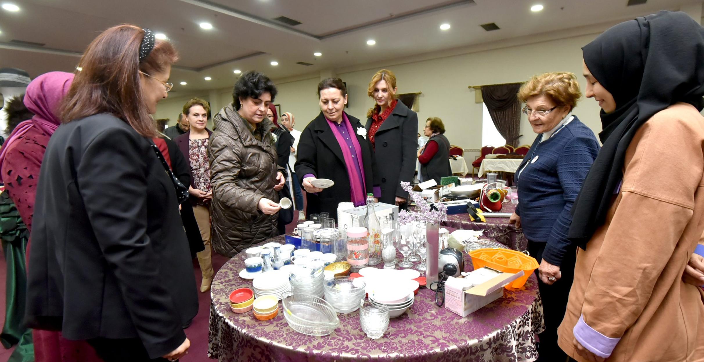 Konya protokolünün eşlerinden kermese ziyaret