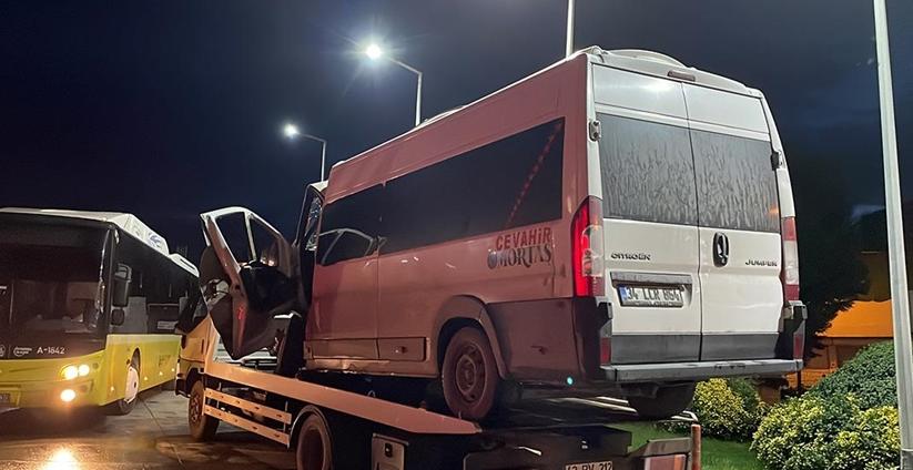 İstanbul'da İETT otobüsü servis minibüsüyle çarpıştı: 14 yaralı