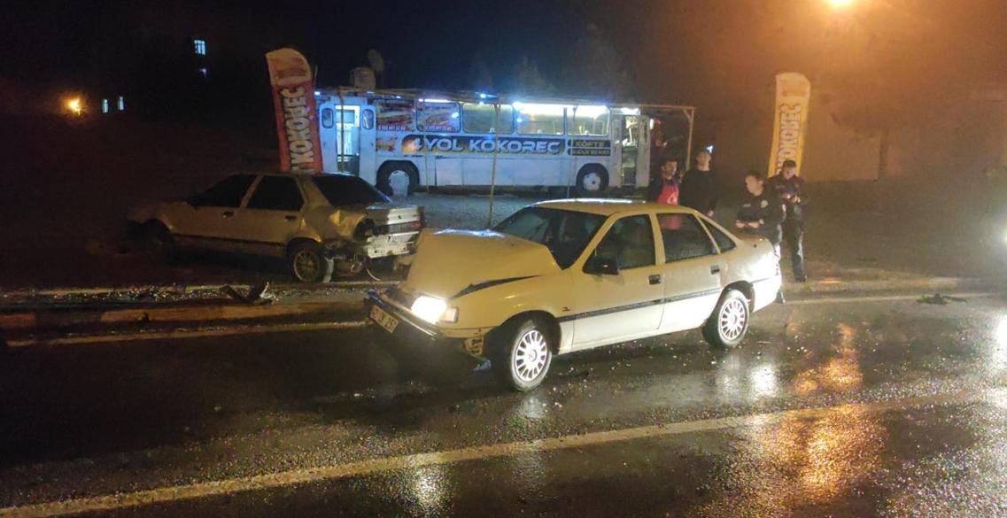 Park halindeki otomobile çarptılar: 2 yaralı