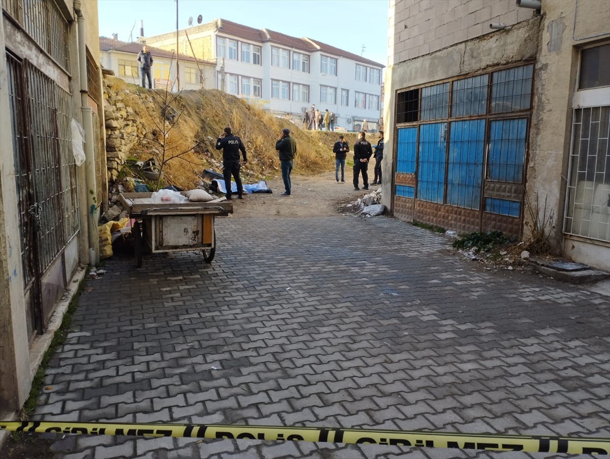 Yol kenarındaki boşluğa düşen şahıs öldü