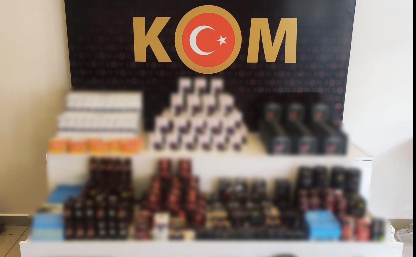 Binlerce kaçak tıbbi ürün ve telefon ele geçirildi
