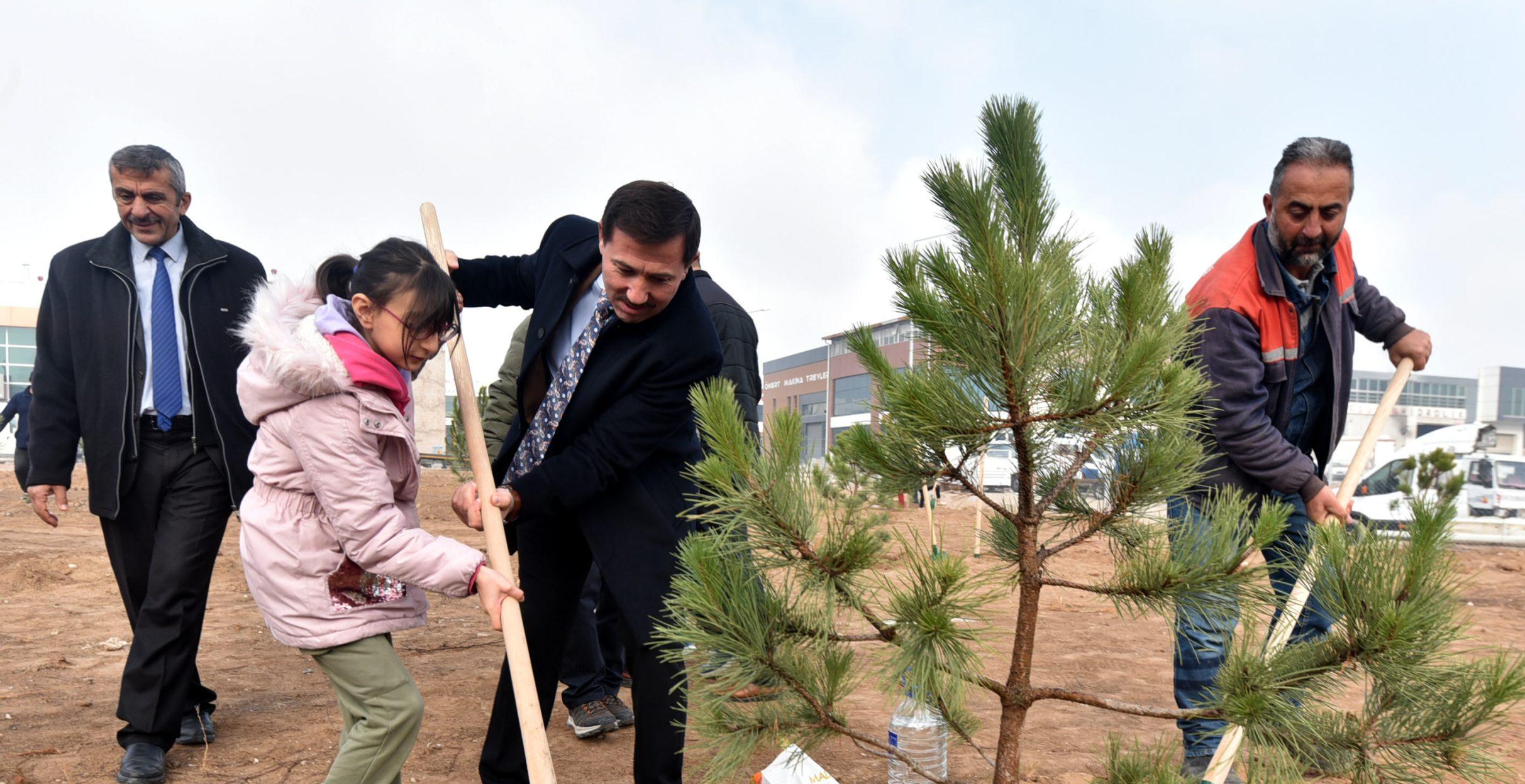 Başkan Kılca öğrencilerle fidan dikti