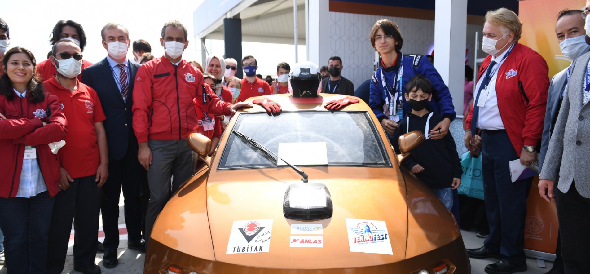 Bakan Özer gençlerin TEKNOFEST heyecanını paylaştı