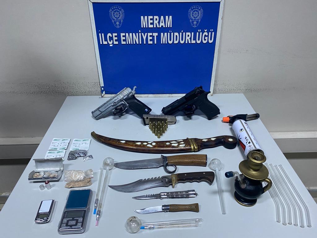 Baskın yapılan ev uyuşturucu imalathanesi çıktı!