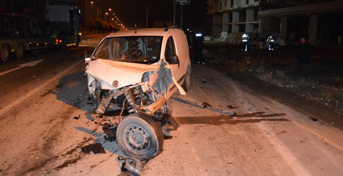 Hafif ticari araçla otomobil çarpıştı: 3 yaralı