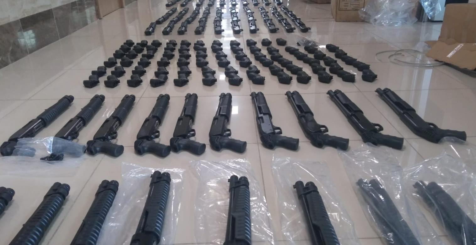 Satışa hazır yüzlerce ruhsatsız silah yakalandı