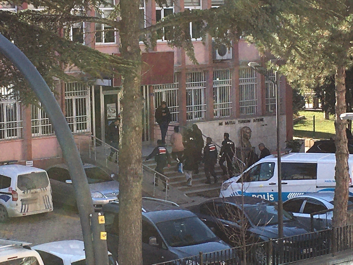 Adliye önünde polise mukavemet ettiler: 2 tutuklama