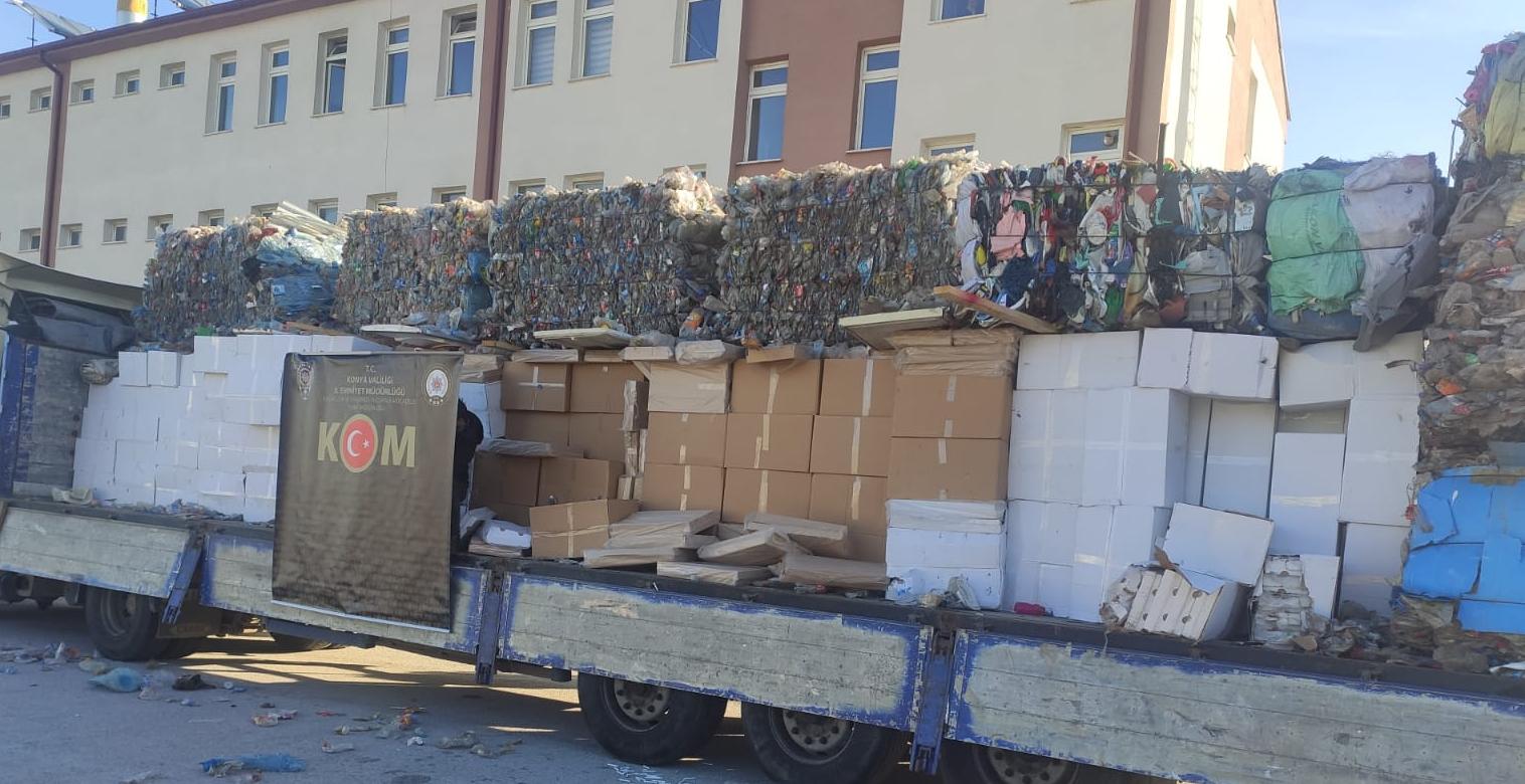 Kaçak makaronları geri dönüşüm atıklarına gizlemişler!
