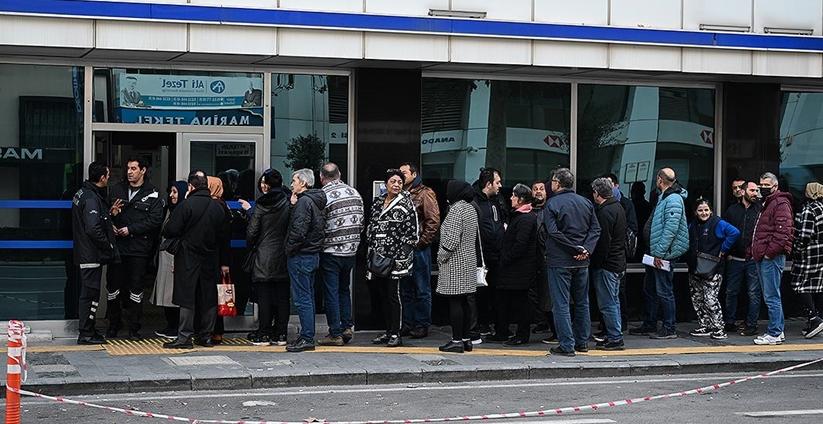 EYT'li vatandaşlar SGK önünde yoğunluk oluşturdu
