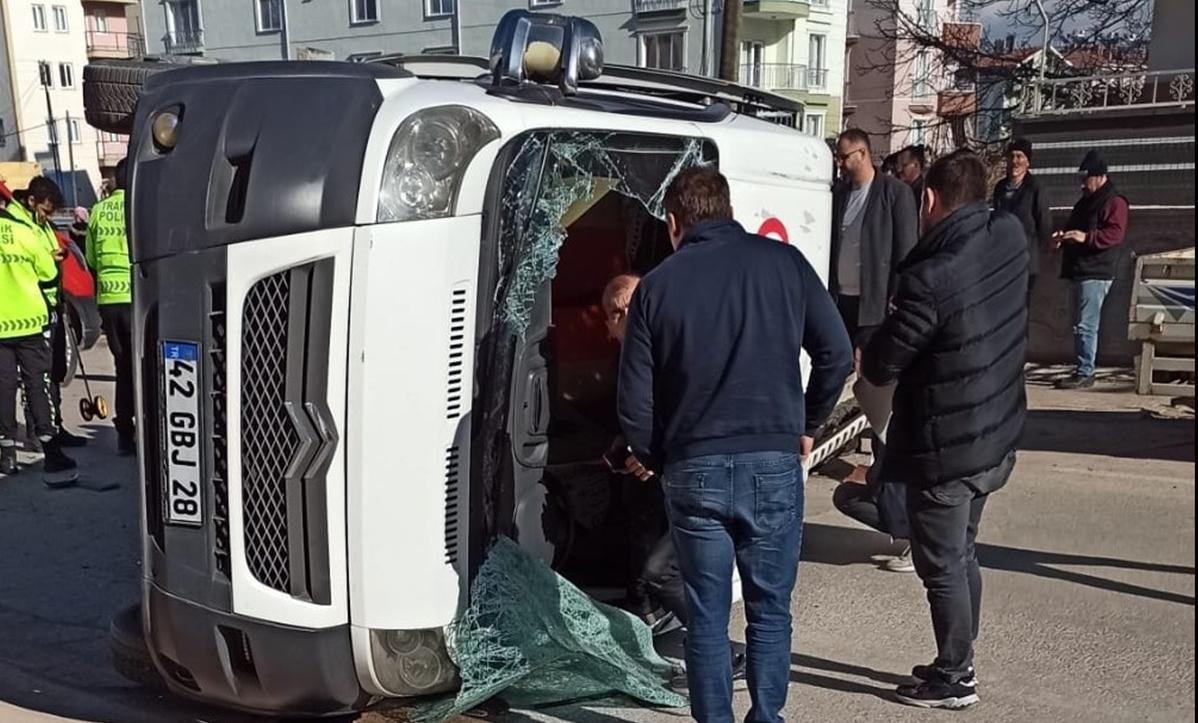 Öğrenci servisiyle otomobil çarpıştı: 6 yaralı