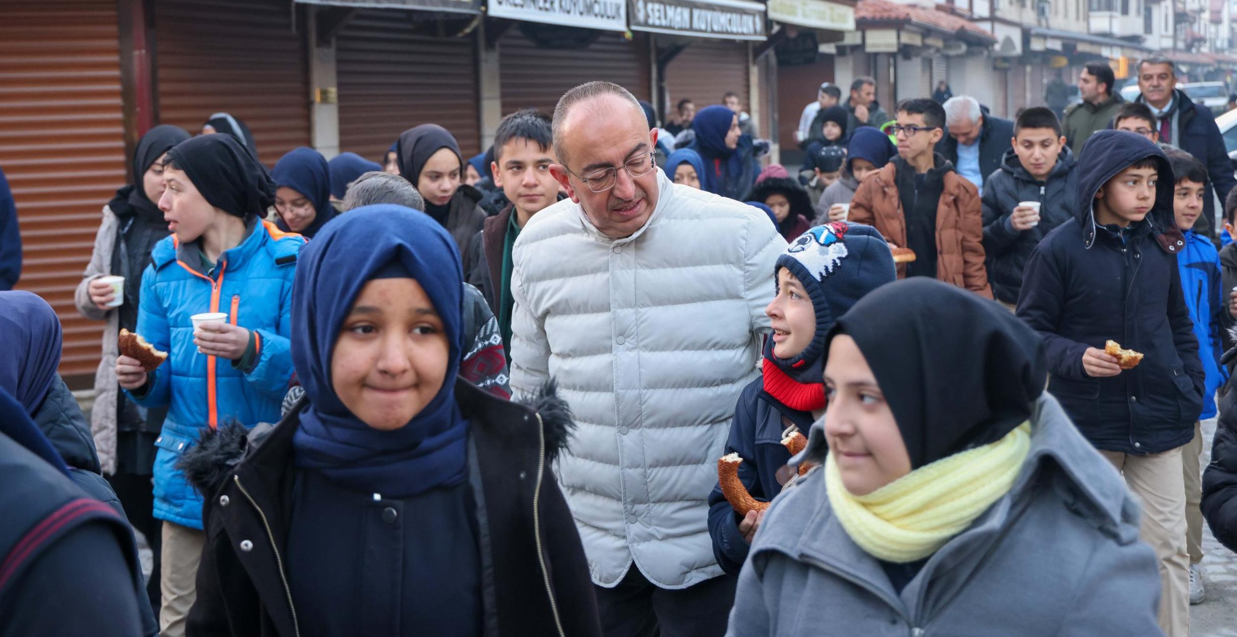 Başkan Kavuş sabah namazında çocuklarla bir araya geldi