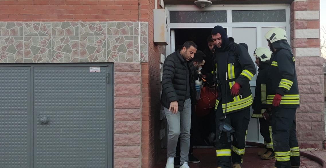 Oturduğu evi yaktığı iddia edilen şahsı ekipler kurtardı