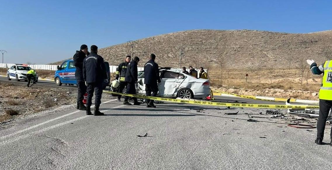 Tır ve otomobil çarpıştı: 2 ölü