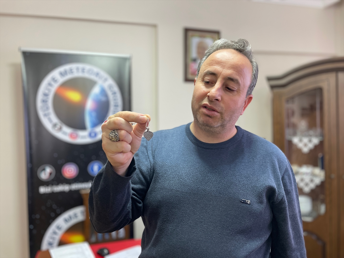 Rusya'ya düşen göktaşından kolye yaptırdı