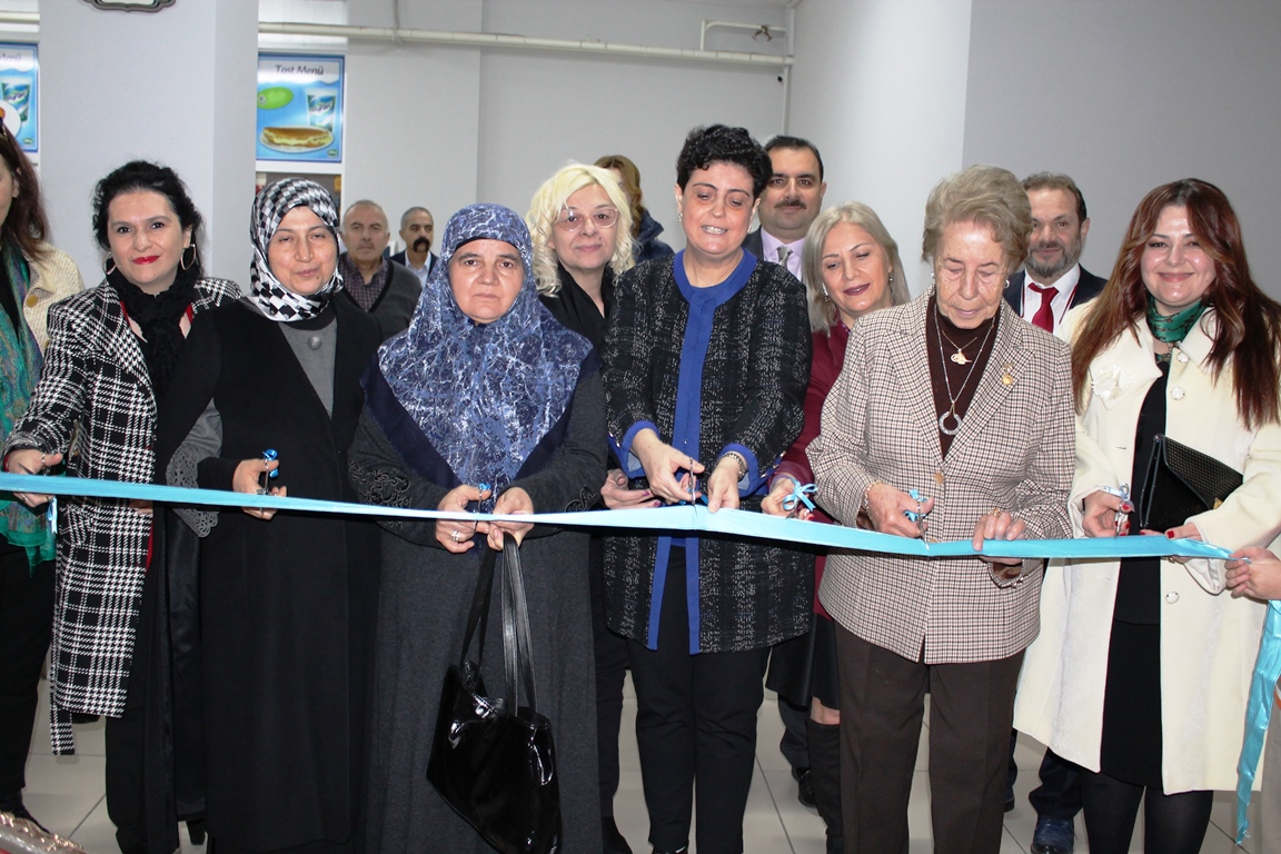 Şehit annesinin ismi dikiş atölyesine verildi