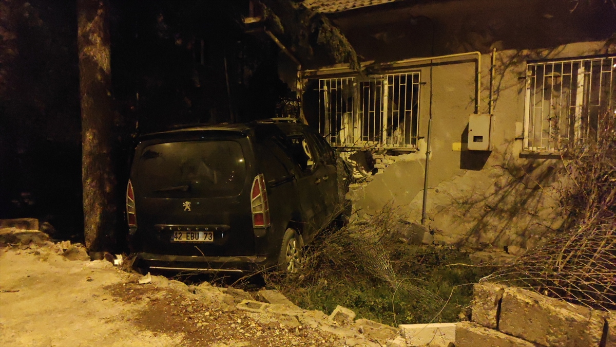 Araç evin duvarına çarptı