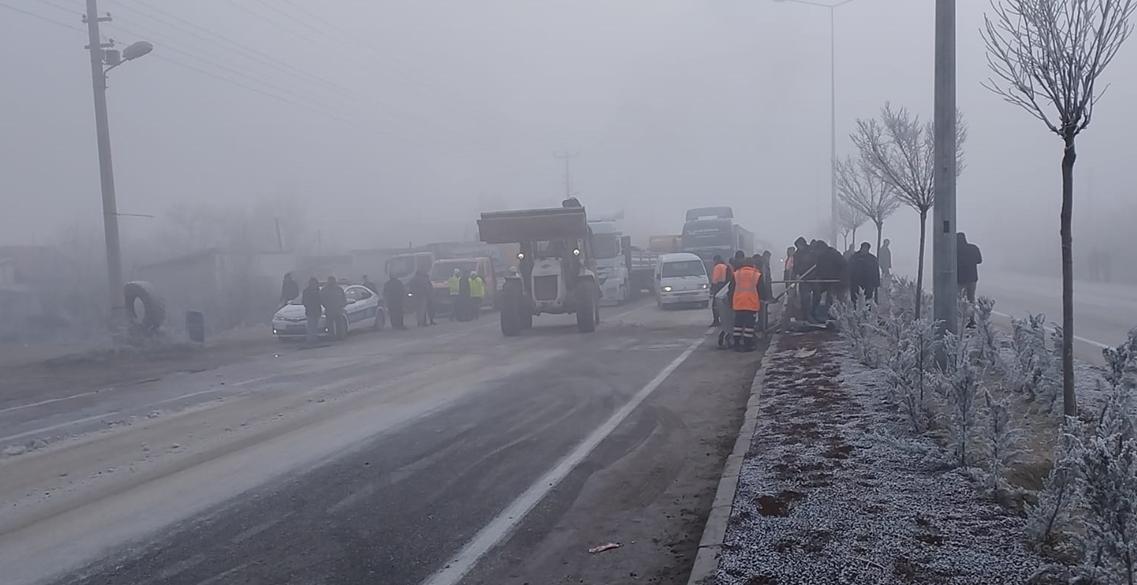 Öğrenci servisiyle 2 tır çarpıştı: 20 yaralı