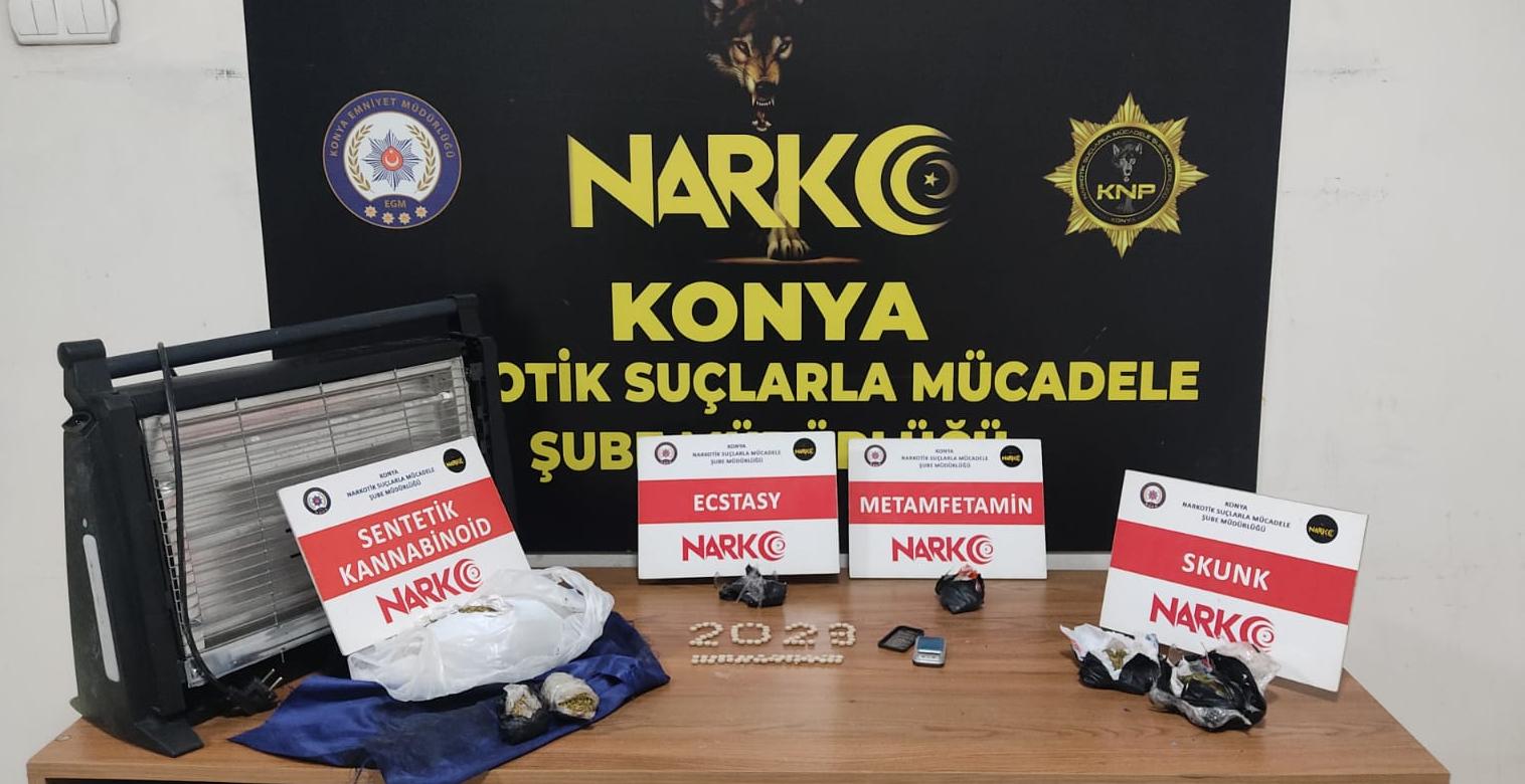 Uyuşturucuyu nereye gizleyeceklerini şaşırdılar!