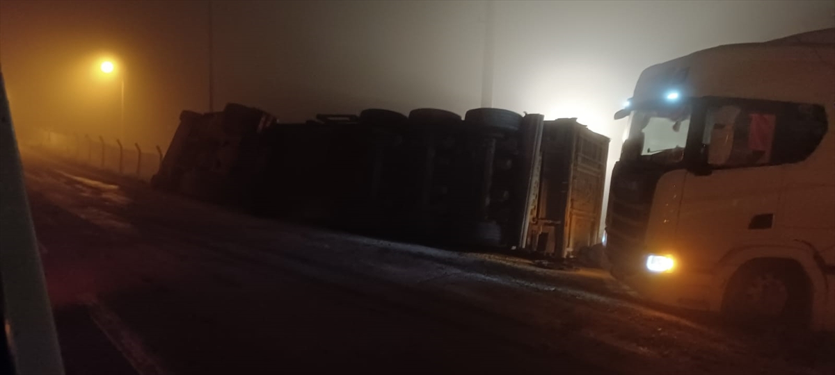 Devrilen tırın sürücüsü yaralandı