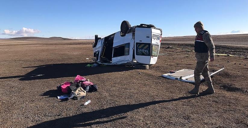 Kars'ta öğrenci servisi devrildi 1 ölü 14 yaralı