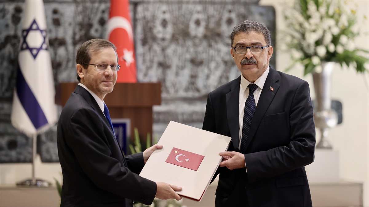 Türk elçi güven mektubunu sundu