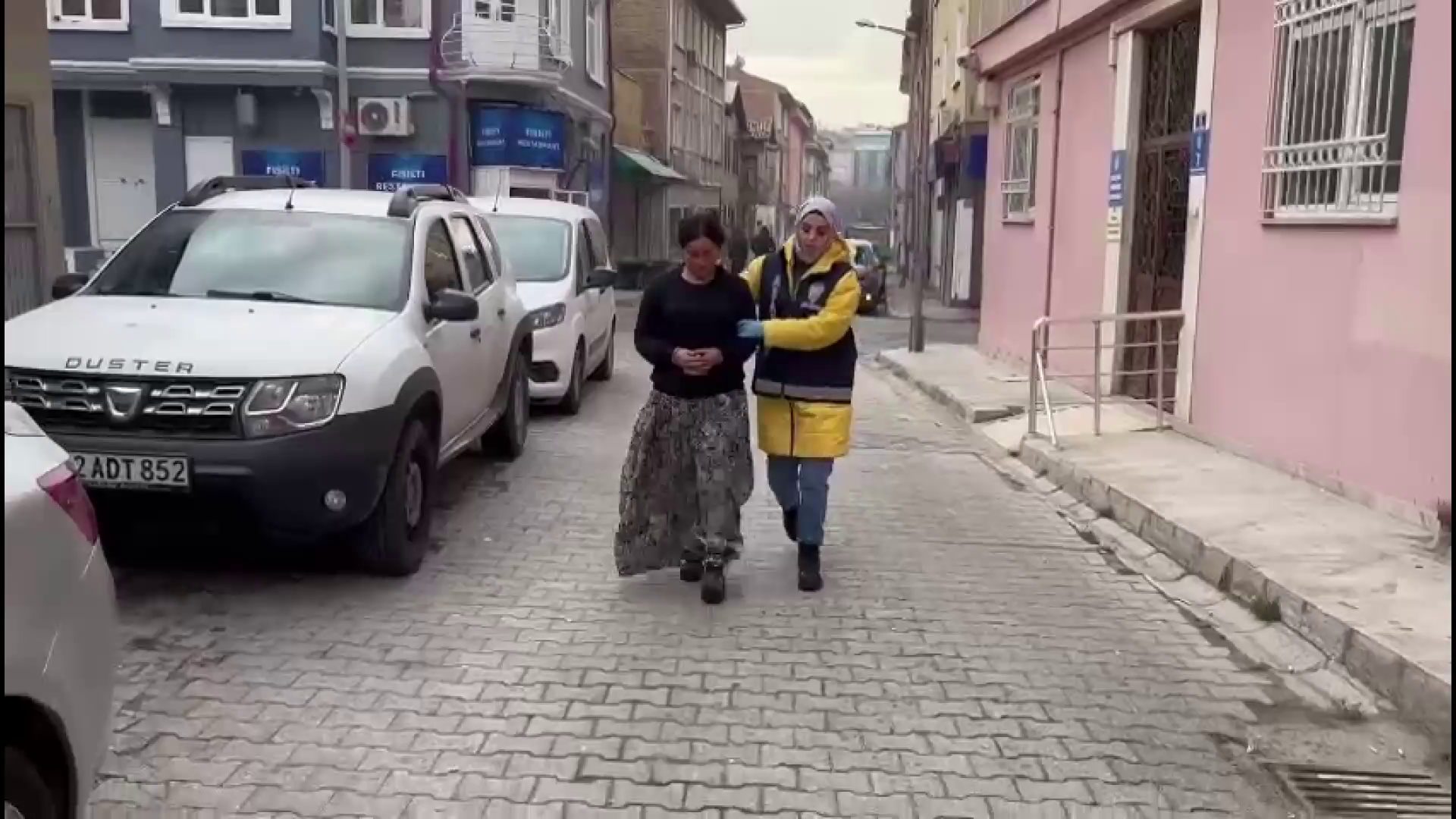 Ev sahibi gelince suç üstü yakalandılar!
