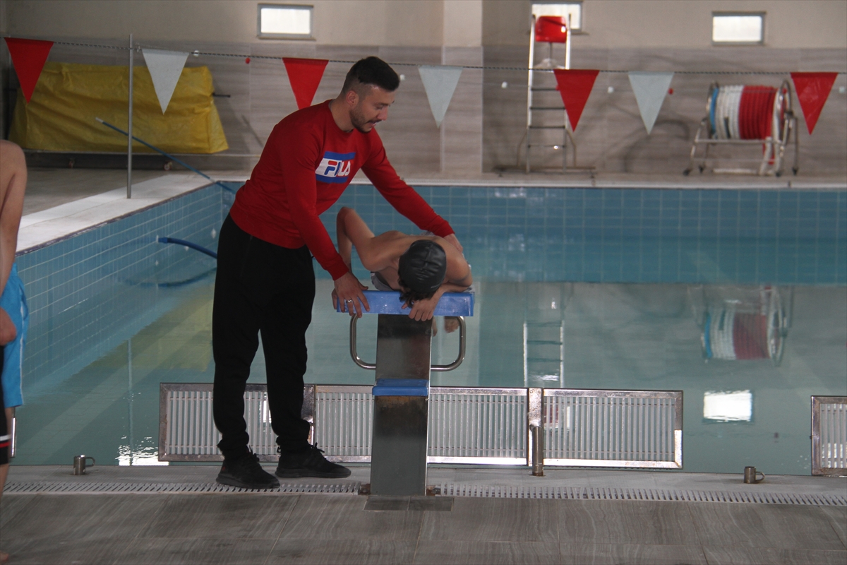 Beyşehir'de yarı olimpik yüzme havuzunda eğitimler başladı