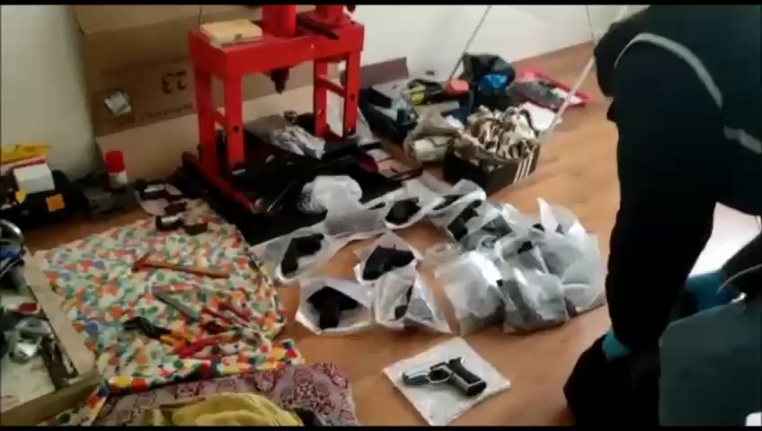Silah kaçakçısının evinden cephanelik çıktı