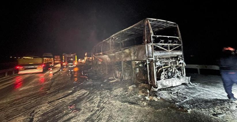Tıra çarpan otobüs alev aldı: 3 ölü 23 yaralı
