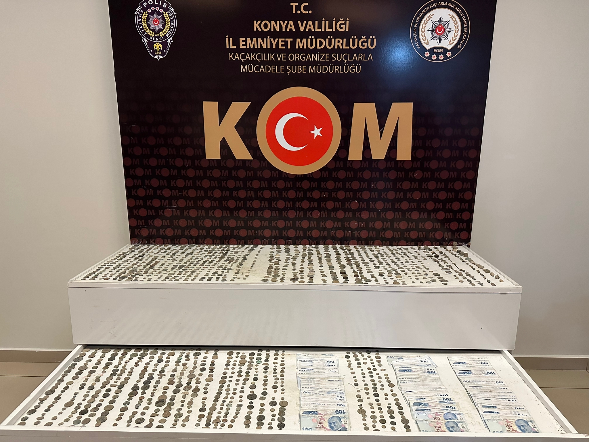 Tarihi sikkeler aracın kaputunun içinden çıktı