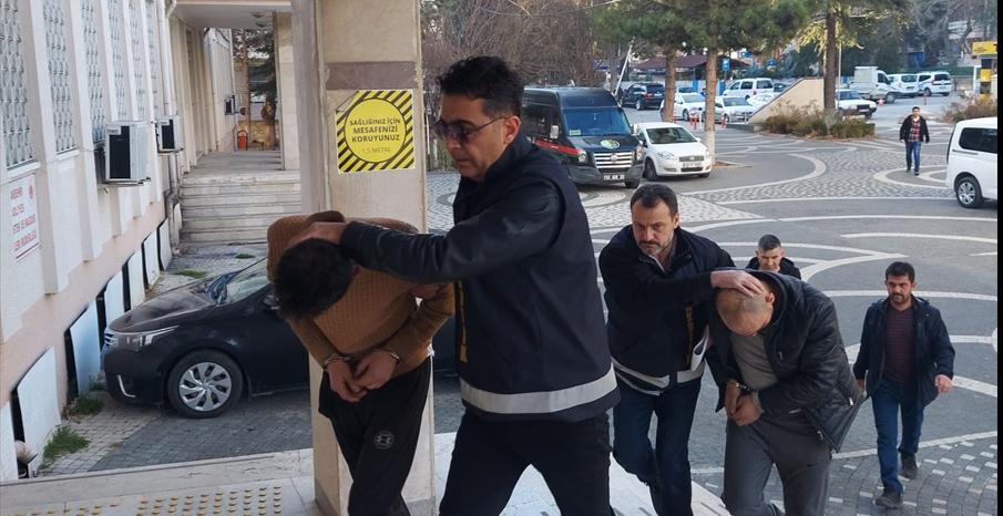 Uyuşturucu ticareti yaptıkları iddiasıyla 2 zanlı tutuklandı