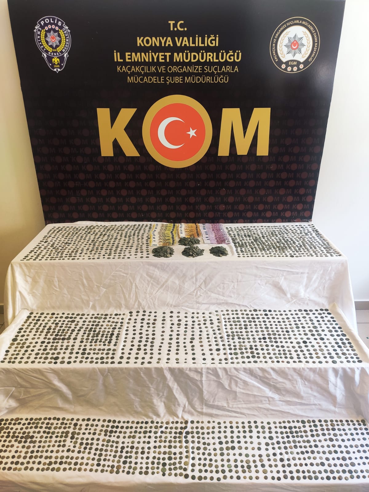 Tarihi eserler mutfak dolabından çıktı !