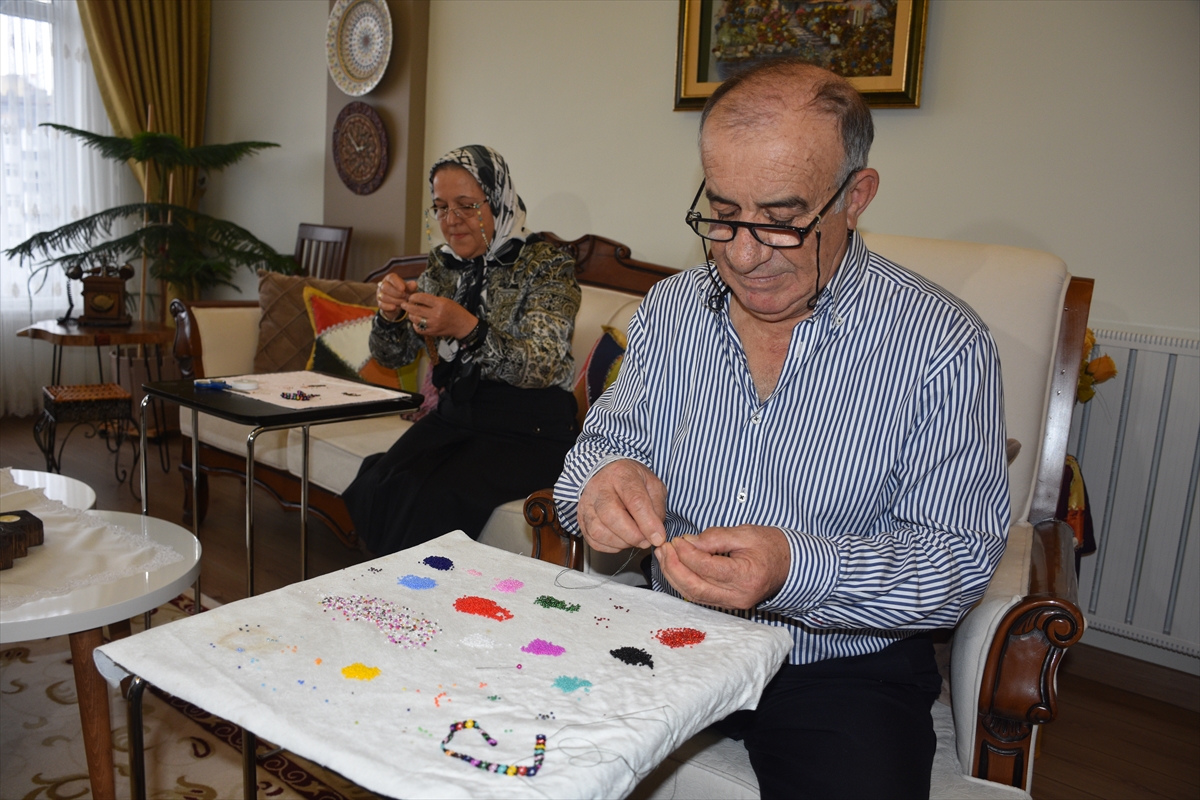 Eşiyle beraber el sanatları ürünleri yapıyor