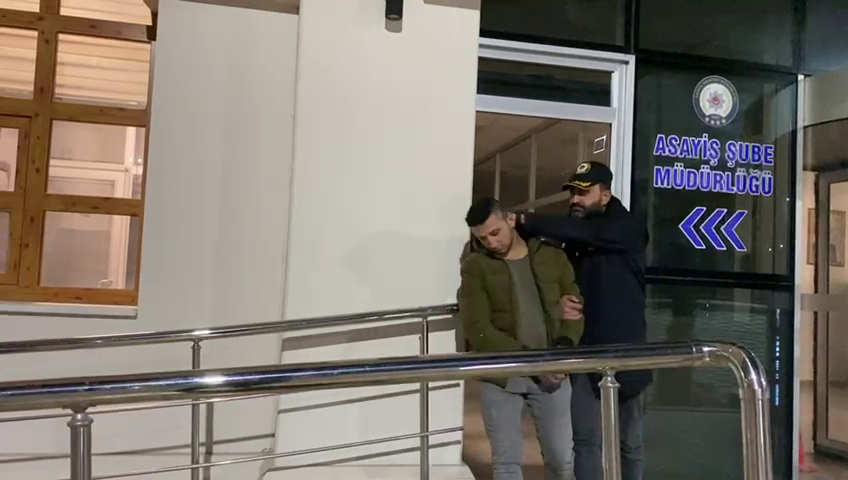 Dakikalar içinde 2 aracı soydu
