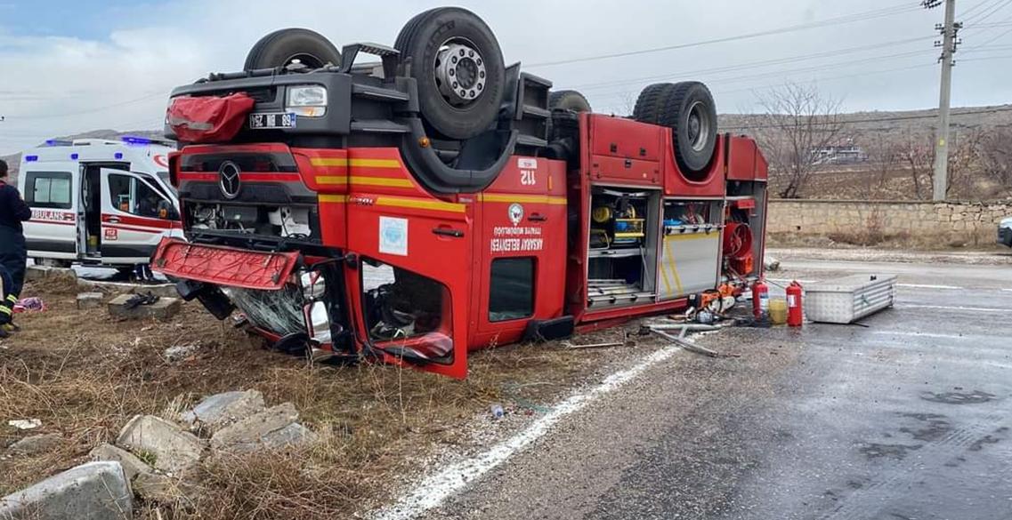 Kazaya giden itfaiye aracı devrildi 6 yaralı