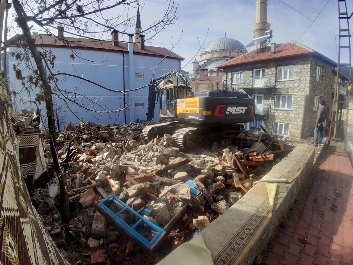 Derebucak'ta metruk binalar yıkılıyor