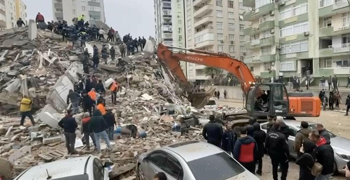 Adana'da yıkılan binalarda arama kurtarma çalışması