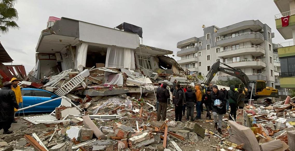 Hatay'da yıkılan binalarda arama kurtarma çalışması 