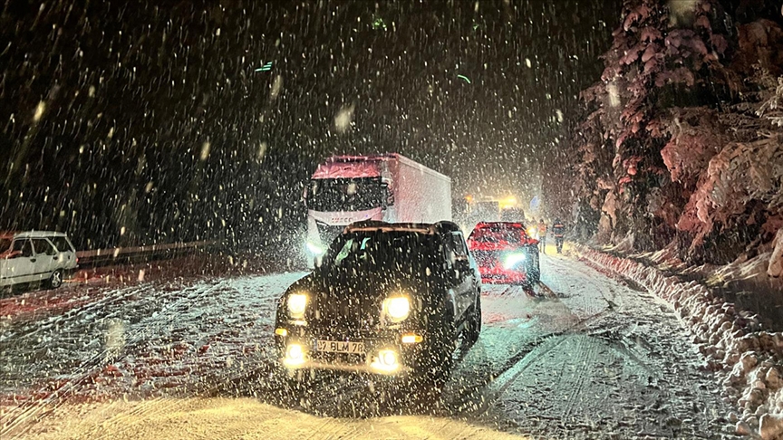 Konya'da kar çevre illere ulaşımı aksatıyor